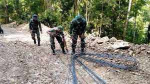 Jalan Terjal dan Licin, Satgas TMMD Ke 111 Selayar Pikul Material Jalan Kaki 2 KM