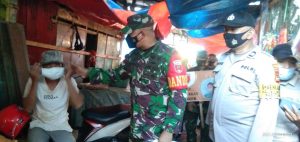 Dandim 1422 Maros dan Satgas Blusukan ke Pasar Sosialisasikan Prokes Covid