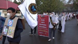 Penggiat Anti Narkoba Maros Rayakan HANI 2021 dengan Bagi Coklat dan Permen di PTB