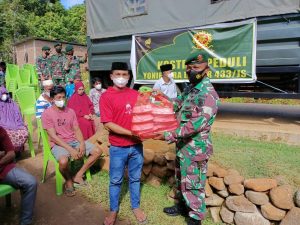 Yonif Para Raider 433/JS Kostrad Bagikan Ribuan Nasi Kotak