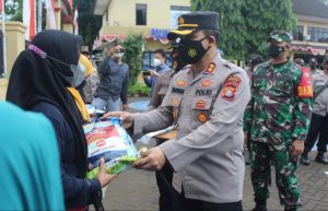 Tni-Polri Distribusikan Bansos Di Masa Ppkm, Masyarakat Diminta Tetap Patuhi Prokes
