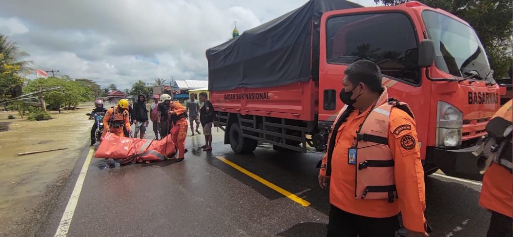Kab. Wajo Banjir Akibat Hujan Deras, Basarnas Sulsel Terjunkan Personel Bantu Evakuasi