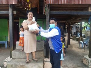 Bantu Warga Terdampak Covid- 19, Demokrat Maros Bagi Ribuan Paket Sembako