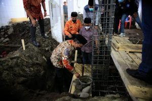 Danny Pomanto Letakkan Batu Pertama Pembangunan Renovasi Masjid Babut Taubah