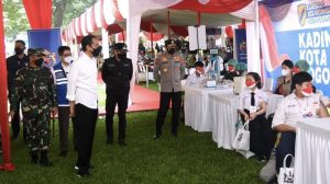 Presiden Jokowi Tinjau Kegiatan Vaksinasi bagi Para Pelajar