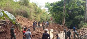 Satgas TMMD Kodim Maros Terkendala Cuaca Saat pengerjaan 8 Buah Plat Duiker