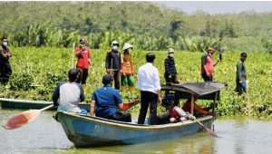 Saat Presiden Naik Perahu Seberangi Sungai untuk Sapa Warga
