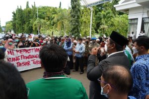 Bupati Maros Temui Demonstran : Pedagang Jangan Sampai Terpedaya oleh Calo