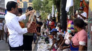 Saat Presiden Jokowi dan Rombongan Berbelanja di Pasar Noken Taman Imbi Jayapura