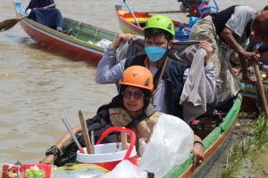 Gunakan Perahu Motor, Abu Darda Bawa Logistik Untuk Warga Terisolir Akibat Banjir di Soppeng