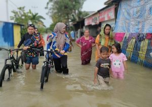 Ketua PKK Maros Gowes sambil Kunjungi Warga Terdampak Banjir