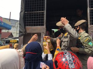Ratusan Warga Berdesakan Demi Dapatkan Dua Liter Minyak Murah di Maros