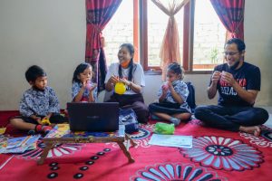 Menemani Guru Mengajar, Mendikbudristek Ikut Belajar dan Bermain Bersama Murid