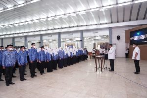 Chaidir Syam Menyerahkan SK Pengangkatan 203 PNS Lingkup Pemkab Maros