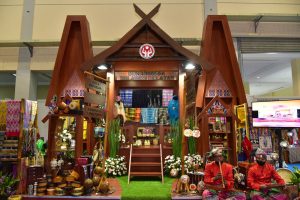 Presiden Jokowi Kunjungi Stand Dekranasda Sulsel di Event Inacraft 2022