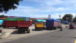 Antrean di SPBU Sebabkan Kemacetan Panjang di Kabupaten Maros