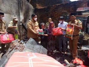 Chaidir Syam Dan Irfan AB Salurkan Langsung Bantuan Bagi Korban Kebakaran Jalan Nangka