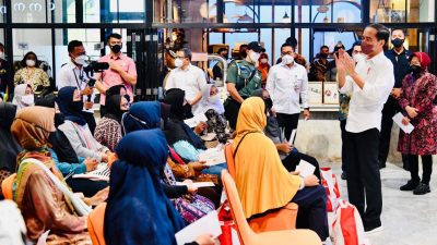 Presiden Jokowi Tinjau Penyaluran BLT Minyak Goreng kepada Masyarakat