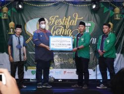 Chaidir Syam Menyerahkan 1,3 Milyar Bantuan Pendidikan Untuk Mahasiswa Maros