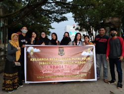 Keluarga Besar Putra Putri Polri Maros Bagi-bagi Takjil
