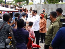 Presiden Didampingi Mensos Saksikan Salur BLT Minyak Goreng di Pasar Muntilan