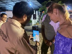 Irfan AB Menyerahkan Buku Inisiasi Perda Perlindungan Dan Pengelolaan Karst Kepada Tim Asesor UNESCO