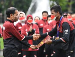 Presiden Jokowi Serahkan Bonus Bagi Atlet Peraih Medali SEA Games Ke-31 Vietnam