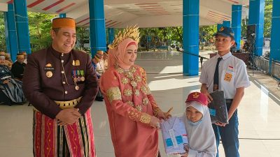 Pemkab Maros Bagikan Ribuan Seragam Sekolah Untuk Siswa SD dan SMP