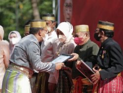 Danny Kukuhkan Dewan Kebudayaan dan Beri Penghargaan Maestro Kesenian di Hari Kebudayaan Makassar
