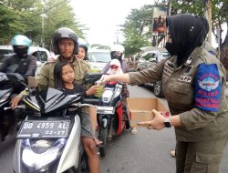 Satpol PP Makassar Berbagi Buka Puasa Di Anjungan Losari