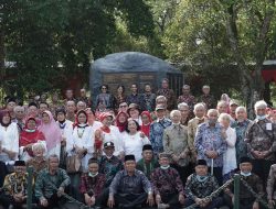 Kemendikbudristek Memberikan Penghargaan Kepada Tokoh dan Tenaga Pemugar Candi Borobudur (1973-1983)