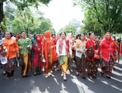 Turut Lestarikan Batik, Puan Ikuti Parade Kebaya di Solo