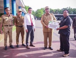 Chaidir Syam Serahkan 70 Tenda Pada Pedagang Pasar Tramo Maros