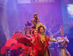 Tari Kalompoanna Parasanganta Dapat “Standing Applause” dari Warga Padang