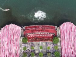 5.005 Meter Bendera Merah Putih Selimuti Anjungan Losari