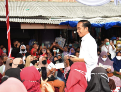 Serahkan Bansos di Pasar Toboali Bangka Selatan, Presiden: Gunakan untuk Penuhi Gizi Anak