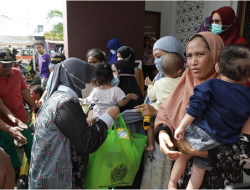 Indira Yusuf Ismail Serahkan Bantuan Bagi Korban Banjir di Kecamatan Biringkanaya
