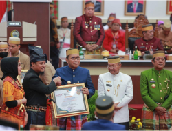 Danny Pomanto Terima Penghargaan di HUT ke – 353 Sulsel