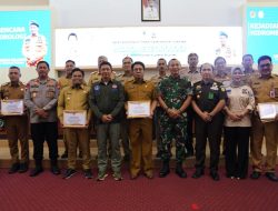 Memastikan Penanganan Bencana di Sulsel, Kepala BNPB RI Serahkan Bantuan