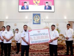 Gubernur Sulsel Serahkan Bantuan Keuangan Rp31,2 Miliar Untuk Pemkab Tana Toraja
