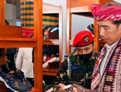 Presiden Beli Sepatu Baru Model Kets dengan Khas Tenun Bali