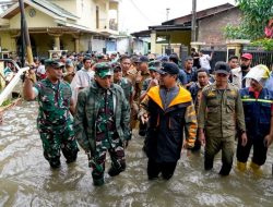 Gubernur Sulsel Bersama Pangdam Hasanuddin Serahkan Bantuan Logistik Banjir
