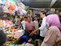 Presiden Cek Harga Sejumlah Bahan Pokok di Pasar Tramo Kabupaten Maros