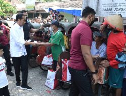 Akhir Pekan, Presiden dan Ibu Iriana Bagikan Bantuan untuk Pedagang dan Masyarakat