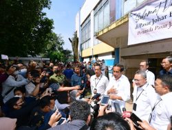 Jelang Lebaran, Presiden Jokowi Tinjau Harga Komoditas di Pasar Johar Baru