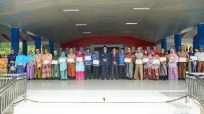 Pemkab Maros Berikan Penghargaan Kepada Tokoh dan Para Pejuang Pendidikan