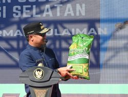 Gubernur Sulsel Salurkan 70 Truk Program Mandiri Benih Tahap 3
