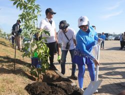 Tanam Pohon, Fatmawati Rusdi Bersama 36 Negara Delegasi MNEK Hijaukan Makassar