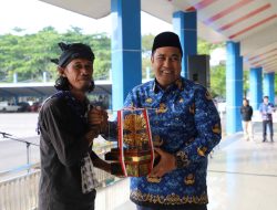 Bupati Maros Menyerahkan Penghargaan Kalpataru KLHK Kepada Muhammad Ikhwan