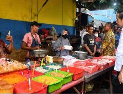 Presiden Jokowi Tinjau Harga Bahan Pangan di Pasar